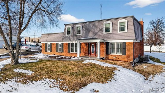 10520 Hackamore Lane, St Louis, MO 63128