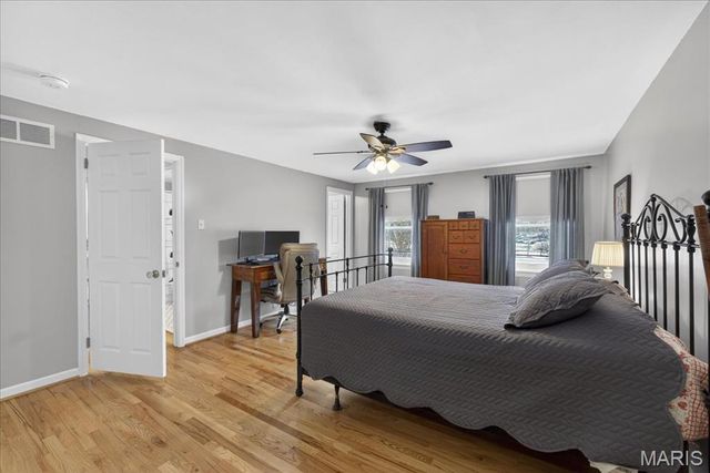 10520 Hackamore Lane, St Louis, MO 63128