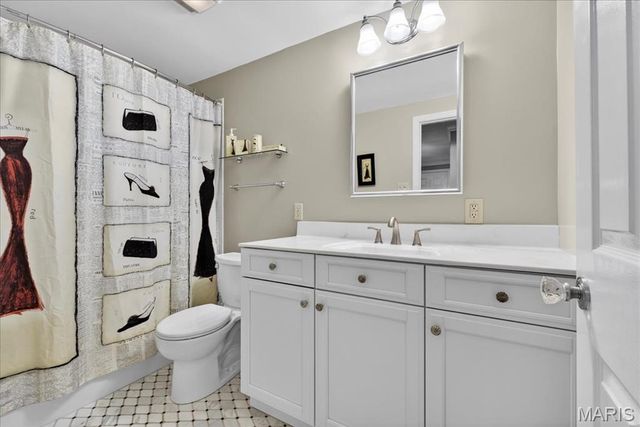 10520 Hackamore Lane, St Louis, MO 63128