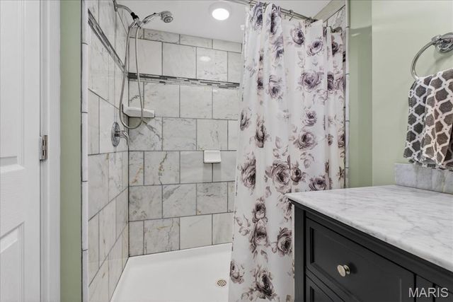 10520 Hackamore Lane, St Louis, MO 63128