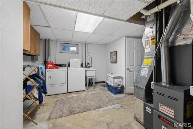 10520 Hackamore Lane, St Louis, MO 63128