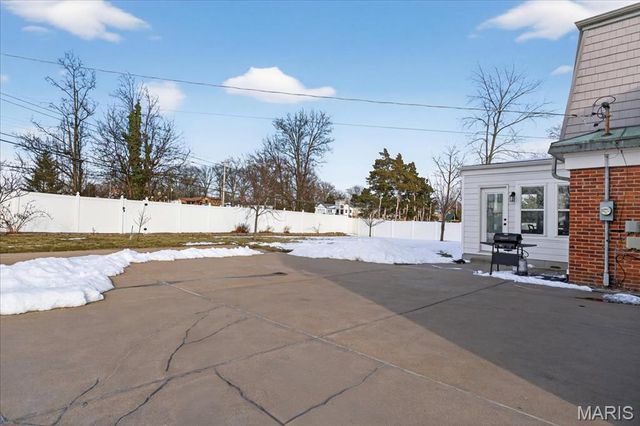 10520 Hackamore Lane, St Louis, MO 63128