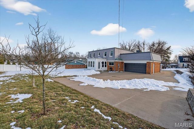 10520 Hackamore Lane, St Louis, MO 63128