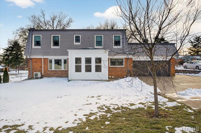 10520 Hackamore Lane, St Louis, MO 63128