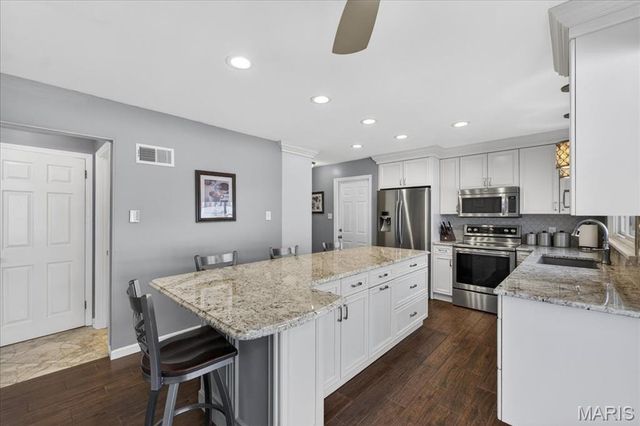 10520 Hackamore Lane, St Louis, MO 63128