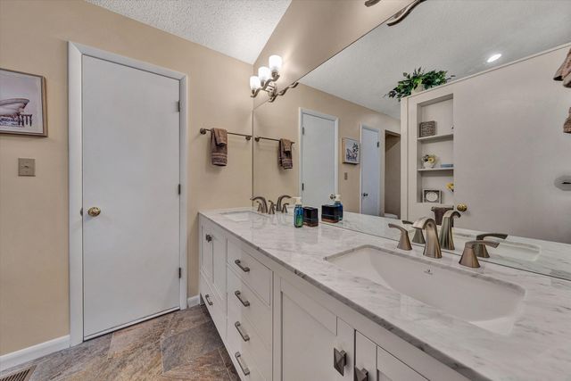 111 Fawn Haven LN, Huddleston, VA 24104