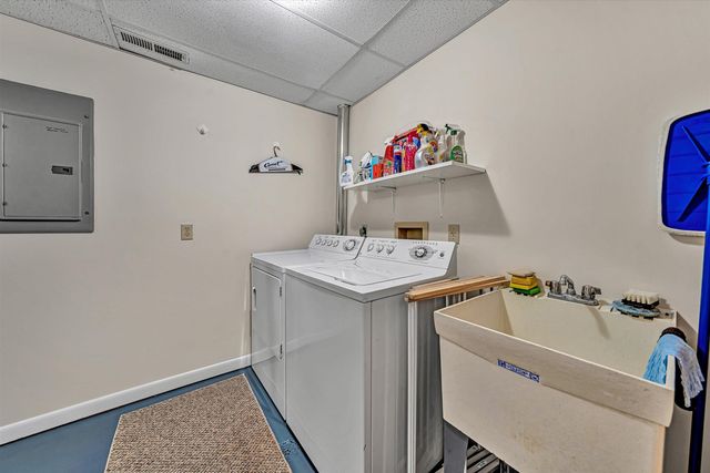 111 Fawn Haven LN, Huddleston, VA 24104