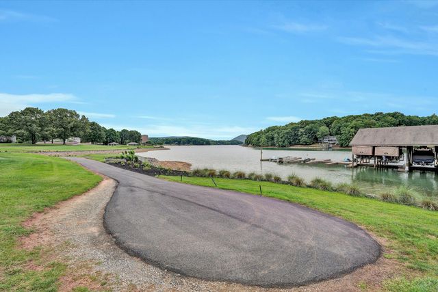 111 Fawn Haven LN, Huddleston, VA 24104
