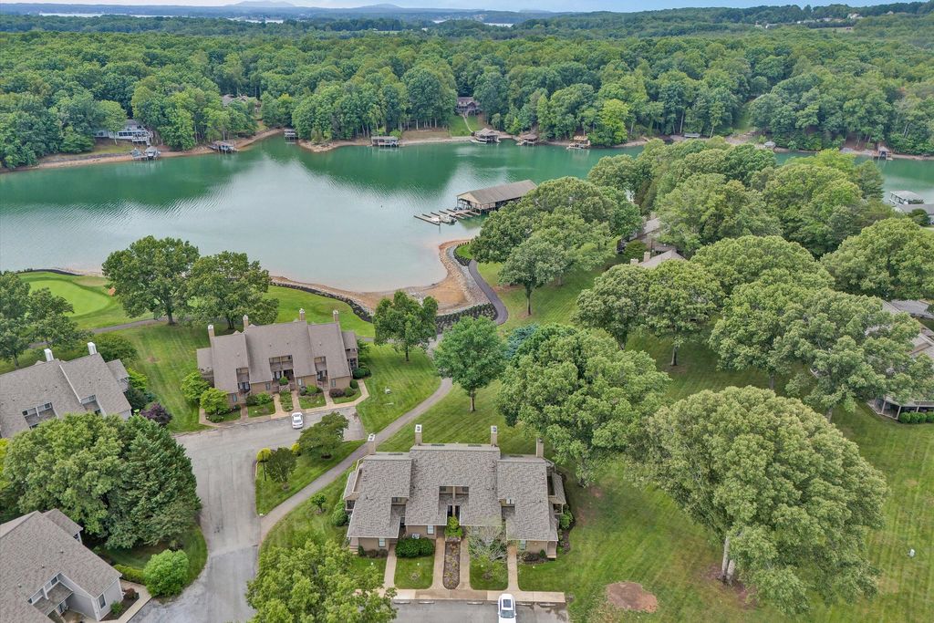 111 Fawn Haven LN, Huddleston, VA 24104