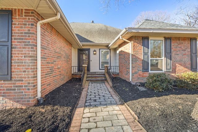 12017 Red Oak Drive, Fayetteville, AR 72704