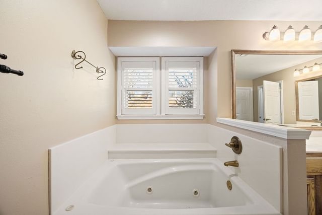 12017 Red Oak Drive, Fayetteville, AR 72704