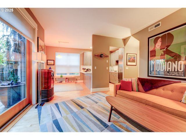 502 Ne KNOTT St, Portland, OR 97212