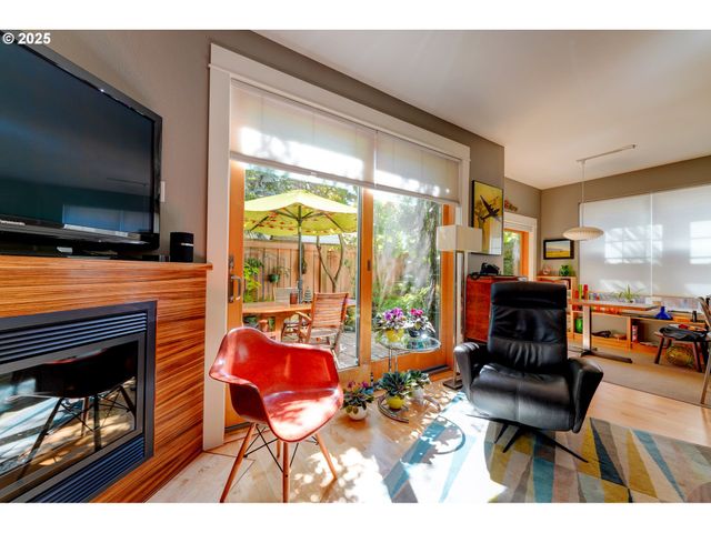 502 Ne KNOTT St, Portland, OR 97212