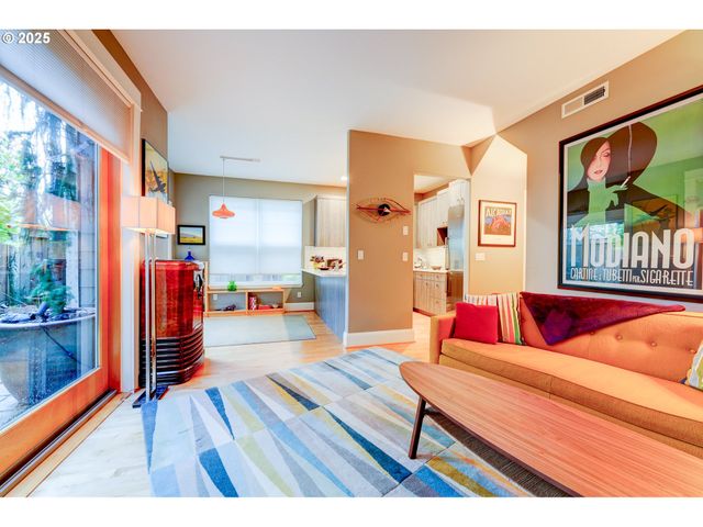 502 Ne KNOTT St, Portland, OR 97212