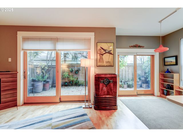 502 Ne KNOTT St, Portland, OR 97212