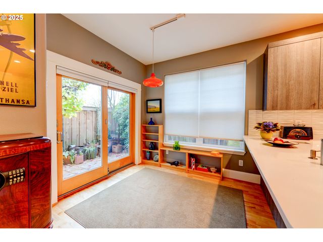 502 Ne KNOTT St, Portland, OR 97212