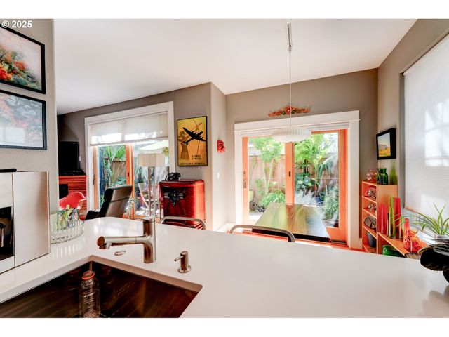 502 Ne KNOTT St, Portland, OR 97212