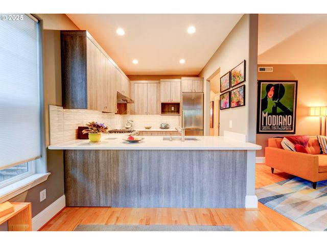 502 Ne KNOTT St, Portland, OR 97212