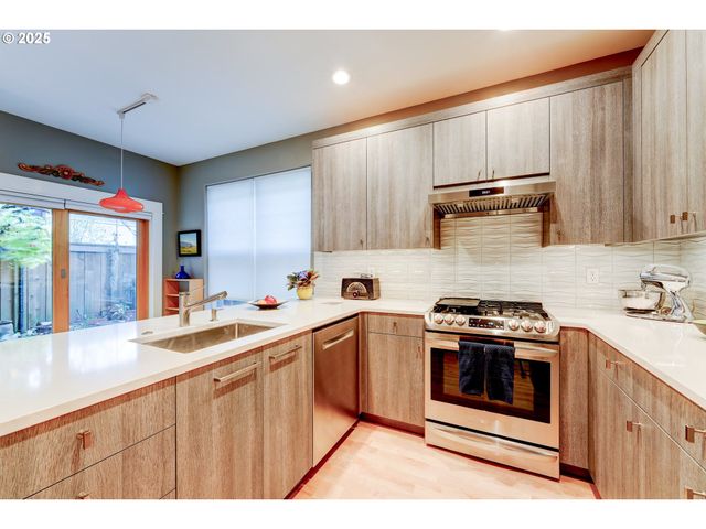 502 Ne KNOTT St, Portland, OR 97212