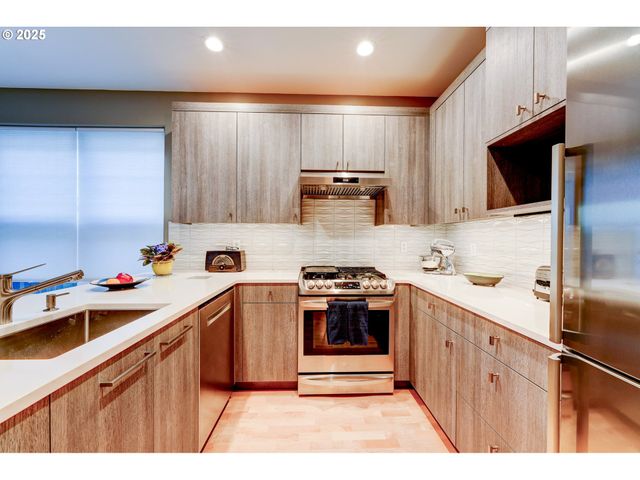 502 Ne KNOTT St, Portland, OR 97212