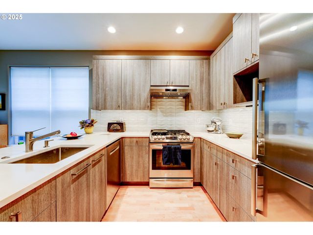 502 Ne KNOTT St, Portland, OR 97212