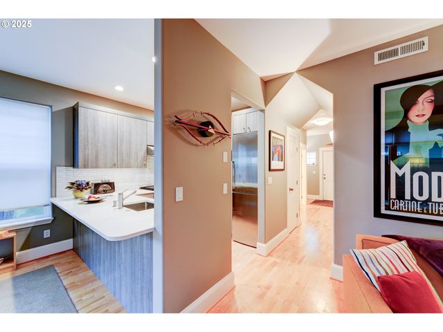 502 Ne KNOTT St, Portland, OR 97212