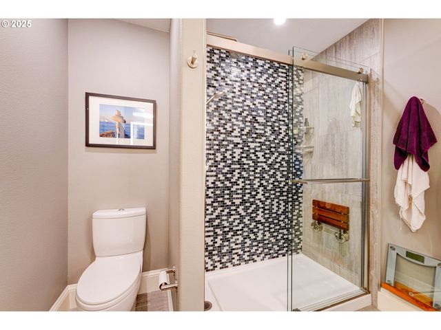 502 Ne KNOTT St, Portland, OR 97212