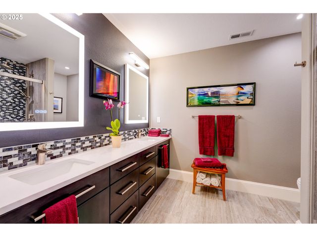 502 Ne KNOTT St, Portland, OR 97212