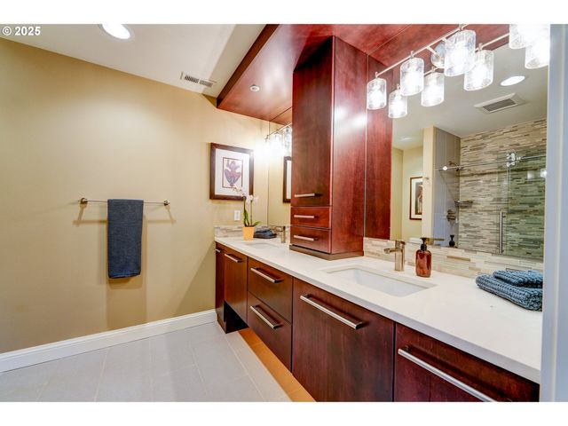 502 Ne KNOTT St, Portland, OR 97212