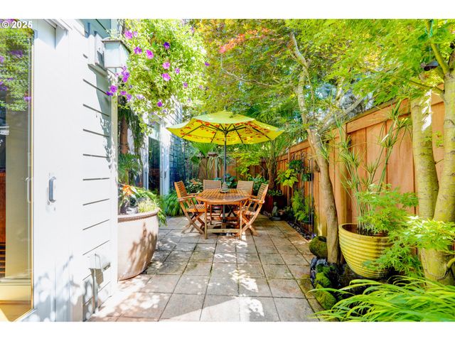 502 Ne KNOTT St, Portland, OR 97212