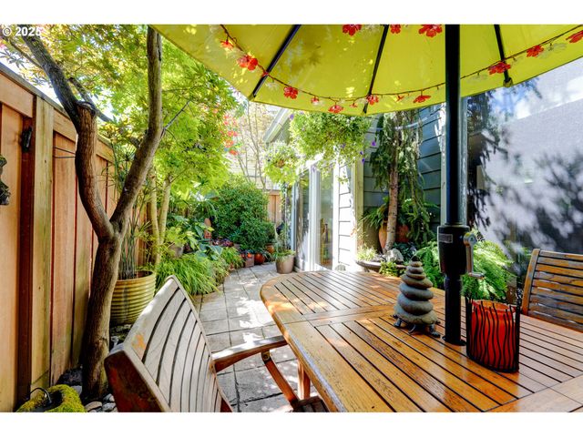 502 Ne KNOTT St, Portland, OR 97212