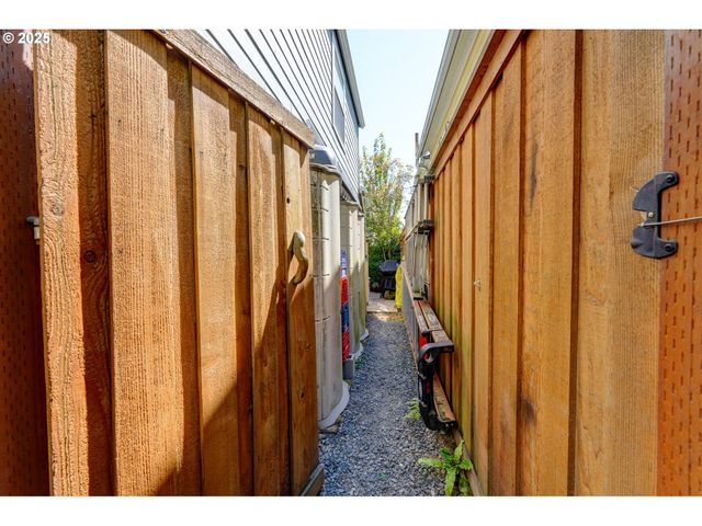 502 Ne KNOTT St, Portland, OR 97212