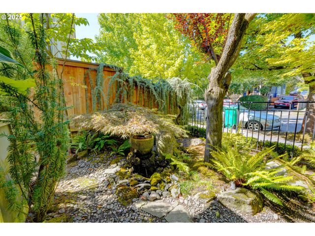 502 Ne KNOTT St, Portland, OR 97212