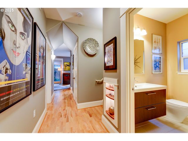 502 Ne KNOTT St, Portland, OR 97212