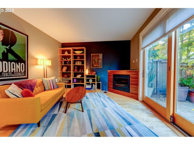 502 Ne KNOTT St, Portland, OR 97212