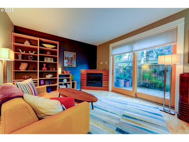 502 Ne KNOTT St, Portland, OR 97212