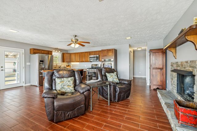 824 Driftwood Dr, Lobelville, TN 37097