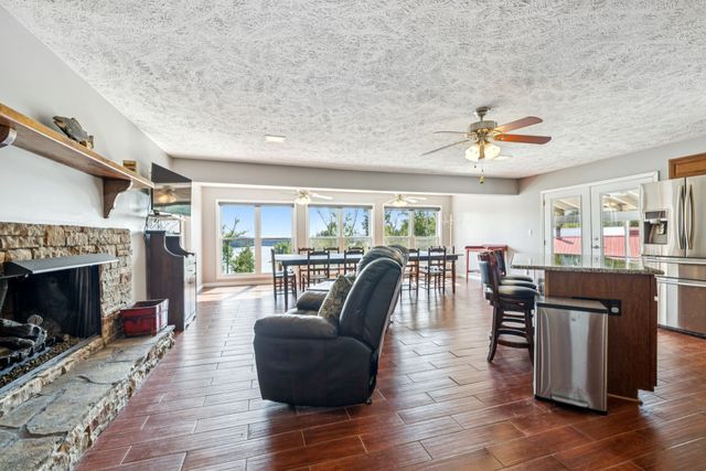 824 Driftwood Dr, Lobelville, TN 37097