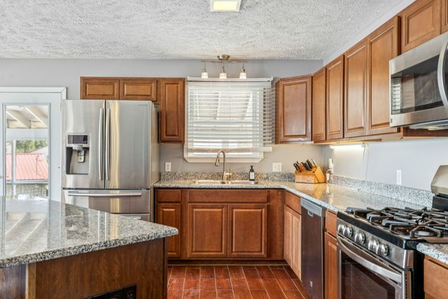 824 Driftwood Dr, Lobelville, TN 37097
