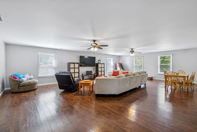 824 Driftwood Dr, Lobelville, TN 37097