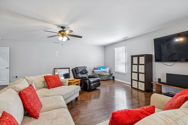 824 Driftwood Dr, Lobelville, TN 37097