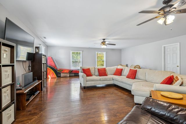 824 Driftwood Dr, Lobelville, TN 37097