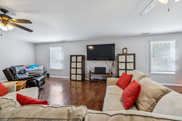 824 Driftwood Dr, Lobelville, TN 37097