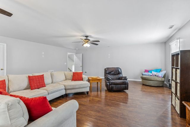 824 Driftwood Dr, Lobelville, TN 37097
