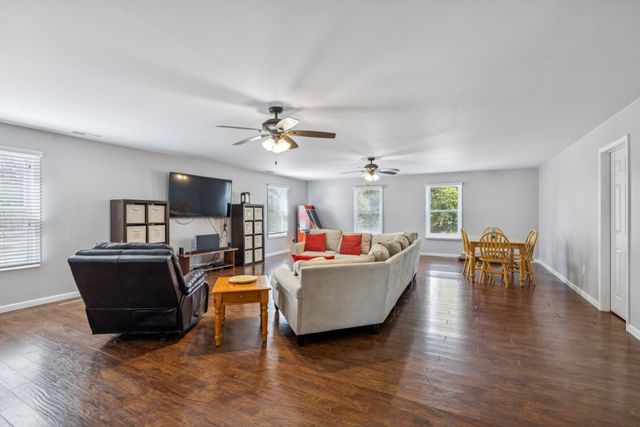 824 Driftwood Dr, Lobelville, TN 37097