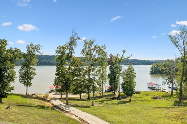 824 Driftwood Dr, Lobelville, TN 37097