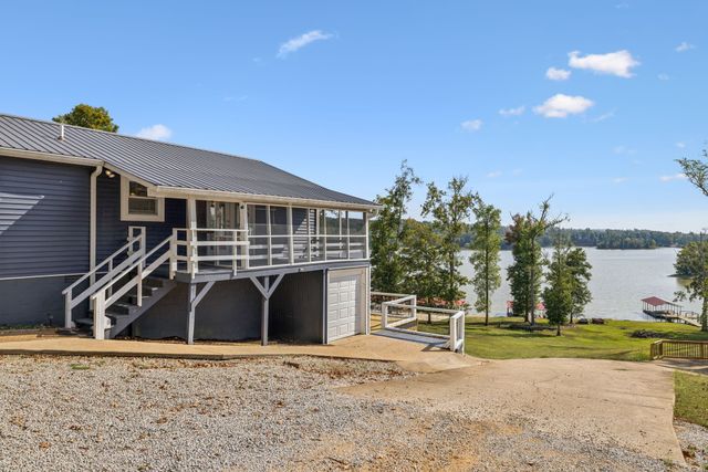 824 Driftwood Dr, Lobelville, TN 37097