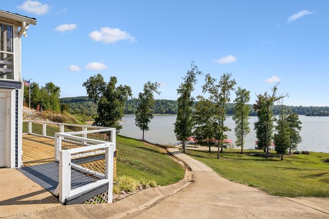 824 Driftwood Dr, Lobelville, TN 37097