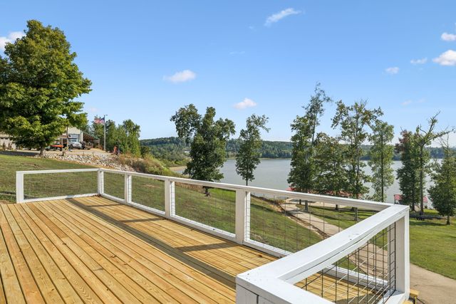 824 Driftwood Dr, Lobelville, TN 37097