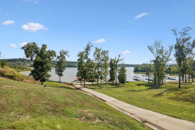 824 Driftwood Dr, Lobelville, TN 37097